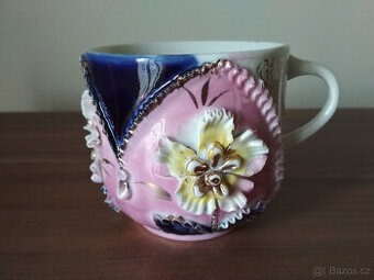 starý hrnek s plastickým vzorem, značený