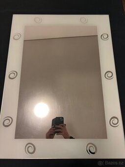 Dekorativní zrcadlo s matným rámem a motivem spirál