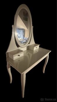 Toaletní stolek se zrcadlem