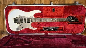 Bílá kytara Ibanez