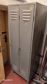 Plechová šatní skříň