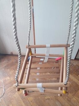 Drevena houpacka na male dite