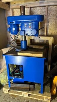 Strojní vrtačka se stolem