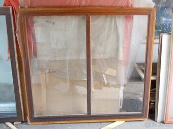 Okno dubové jednoduše pevně zasklené.