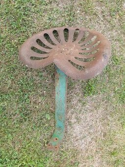 Sedačka na starý zemědělský stroj