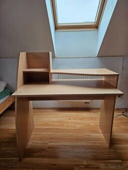 Stůl pod počítač