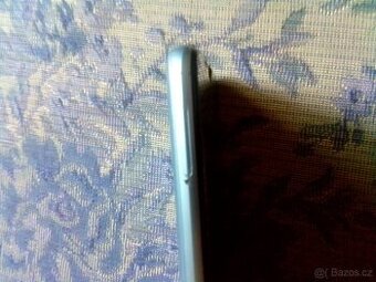 Prodám telefony a sluchátka