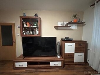 Prodám set nábytku - komoda, tv stolek, poličky, závěsná skř