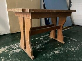 Masívní dřevěný stůl 120x70x78 cm vhodný k renovaci.