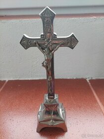 Stolní kovový krucifix