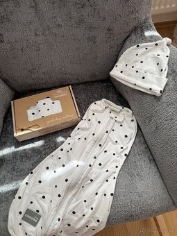 ZAVINOVAČKA SLEEPEE FIRST STEP SWADDLE S ČEPIČKOU
