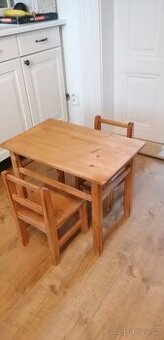 Dětský dřevěný stoleček