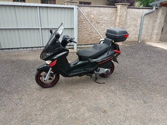 Piaggio xevo 125 Cz doklady v ceně Černý 2 s kufrem