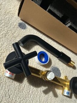 Černá nová baterie včetně podomítkového tělesa