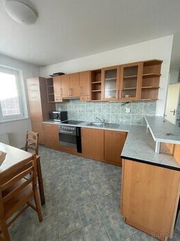 Moderní dřevěná kuchyňská linka se spotřebiči