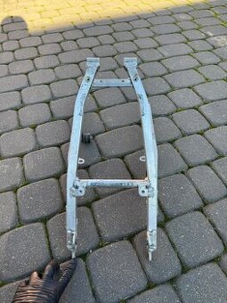 Zadní rám subframe zadní blatník Yamaha YZ 125 250 r 02-04