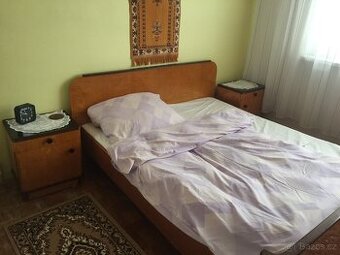 Ložnicový set z masivu 60. léta