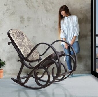 Houpací křeslo ze dřeva s ořechovým mořidlem