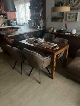 Prodám jídelní stůl sheesham a čtyři otočné židle