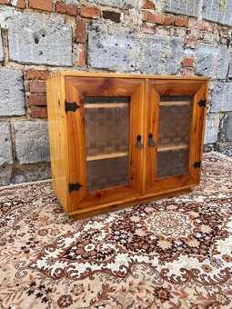 Masivní s kříňka