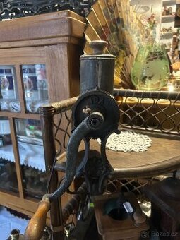 Starý litinový mlýnek IDA (1880-1920)