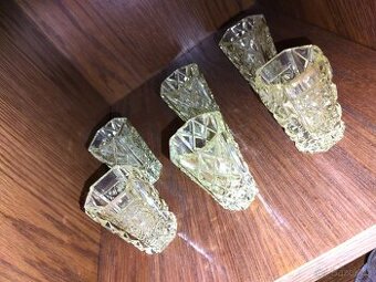 Křišťálové nádoby, půlky, skleničky na víno , poháry