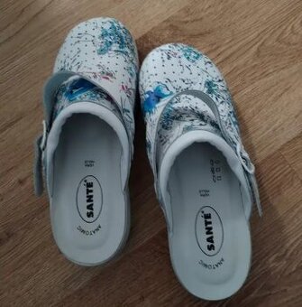 Zdravotní kožené dámské pantofle 38.