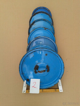 stojan na pokličky s poklicema na chalupu