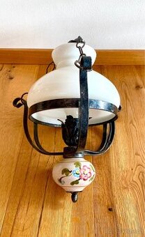 Stará kovaná lampa ve stylu petrolejky