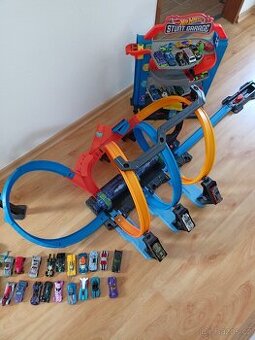 Dráha a garáž s auty Hotwheels