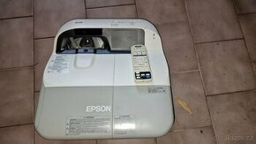 Projektor Epson EB-480 s plátnem a držákem.