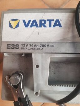 Autobaterie Varta E38 12V 74Ah 750A použita