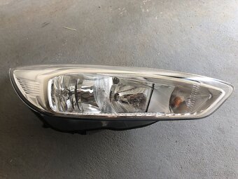 Pravé přední světlo Ford Focus kombi
