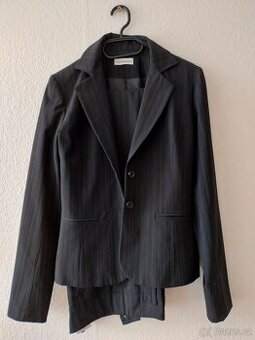 1) kostým dámský černý s proužkem