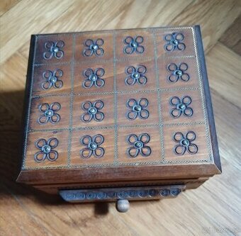 Schránka na cigarety s popelnikem.