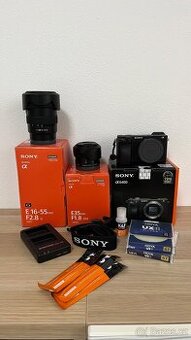 Sony A6400 + 16–55mm F2.8 + 35mm F1.8 + příslušenství – TOP