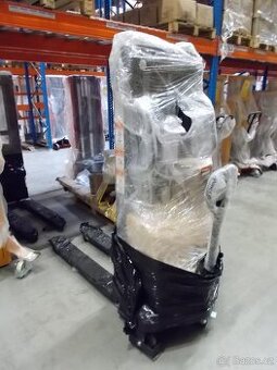 Semi-elektrický paletový vozík 2t 2500mm