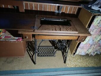 Starý šicí stroj Singer