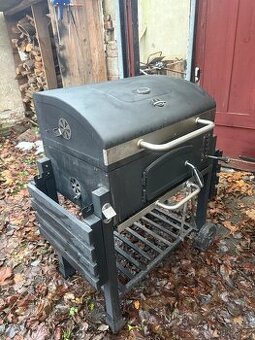 Zahradní gril na uhlí