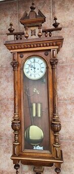 krásné zdobené vyřezávané dvouzávažové hodiny