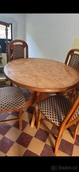 Stůl s židlemi
