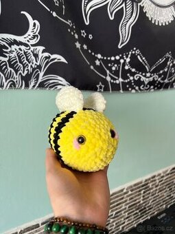 Háčkovaná včelička 🐝