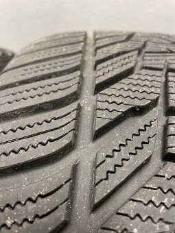 Zánovní zimní pneu 255/35/21 95%