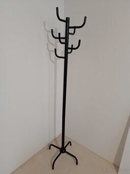 Stojanový kovový věšák zánovní