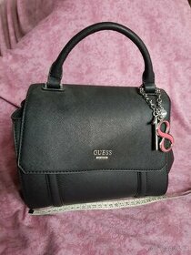 Guess černá kabelka-kufřík 15x25x21cm