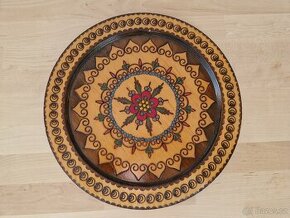 Dřevěný zdobený talíř, vypalovaný, barevný, závěsný