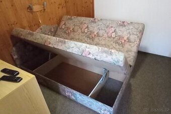 Dvoulůžková postel s úložným prostorem