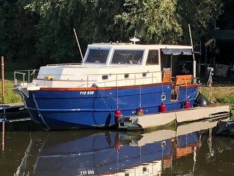 Motorová kajutová loď
