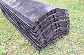 HŘEBENOVÉ plastové VĚTRÁNÍ pro šindel délka cca 11 m.