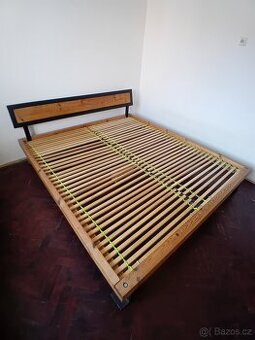 Masivní postel 200x200cm + rošty